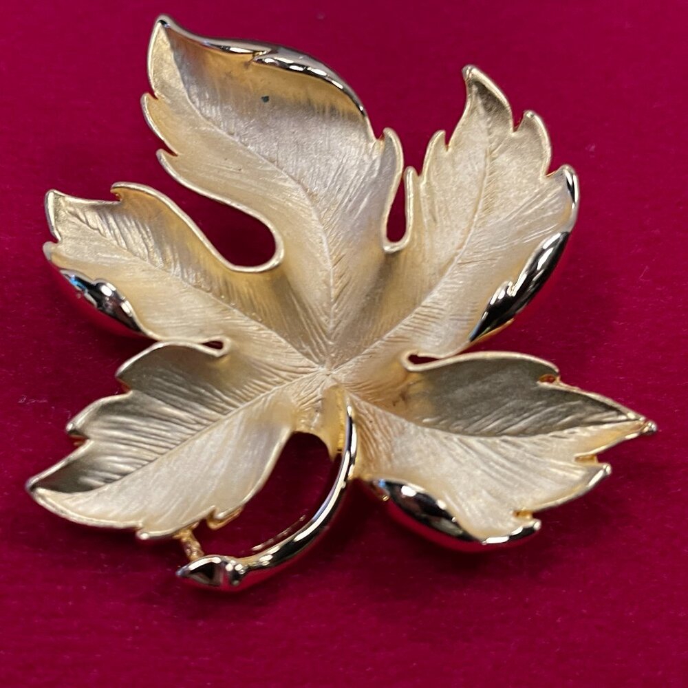 Vintage gold-tone maple leaf brooch.